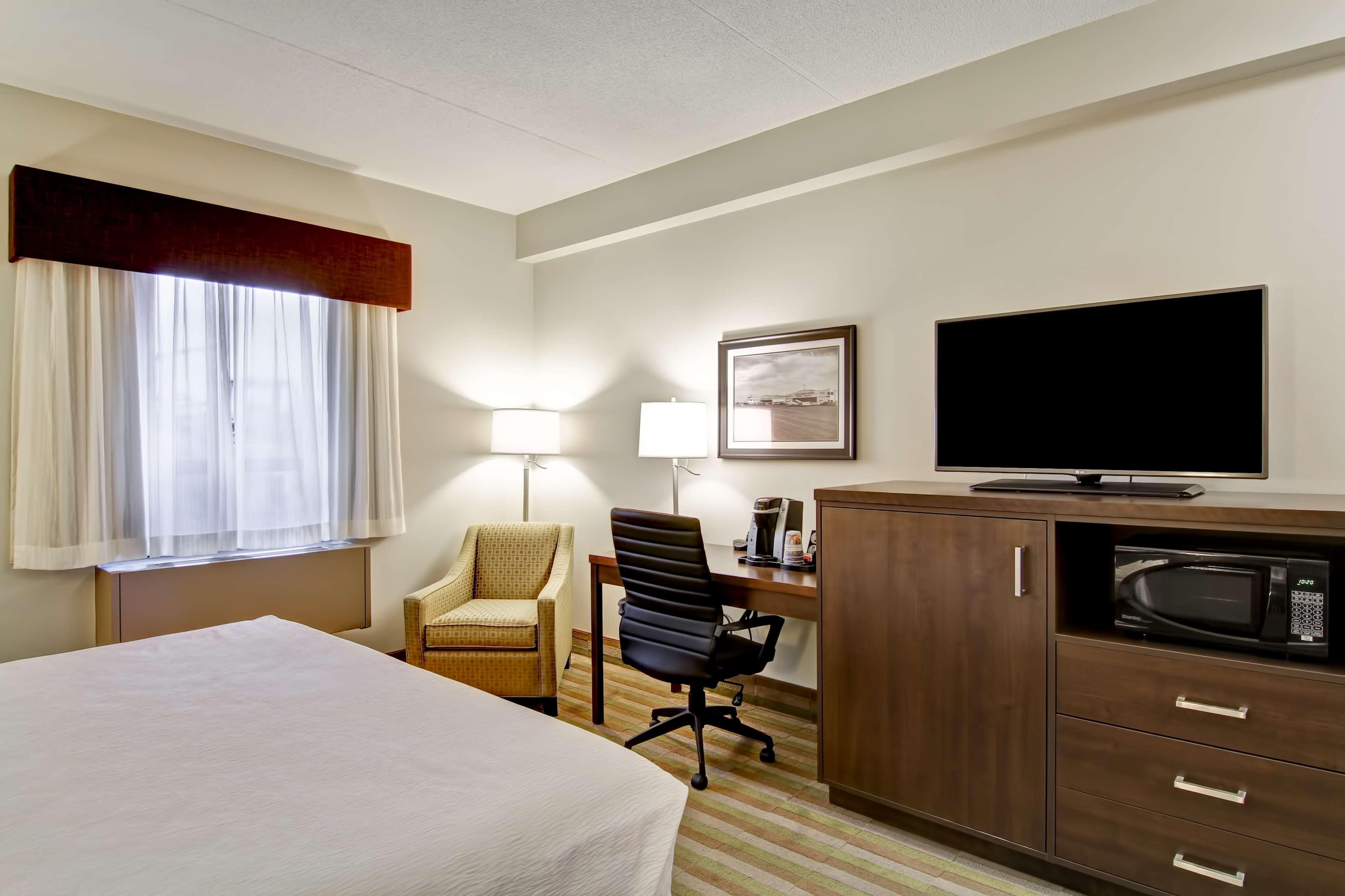Best Western London Airport Inn & Suites Екстериор снимка
