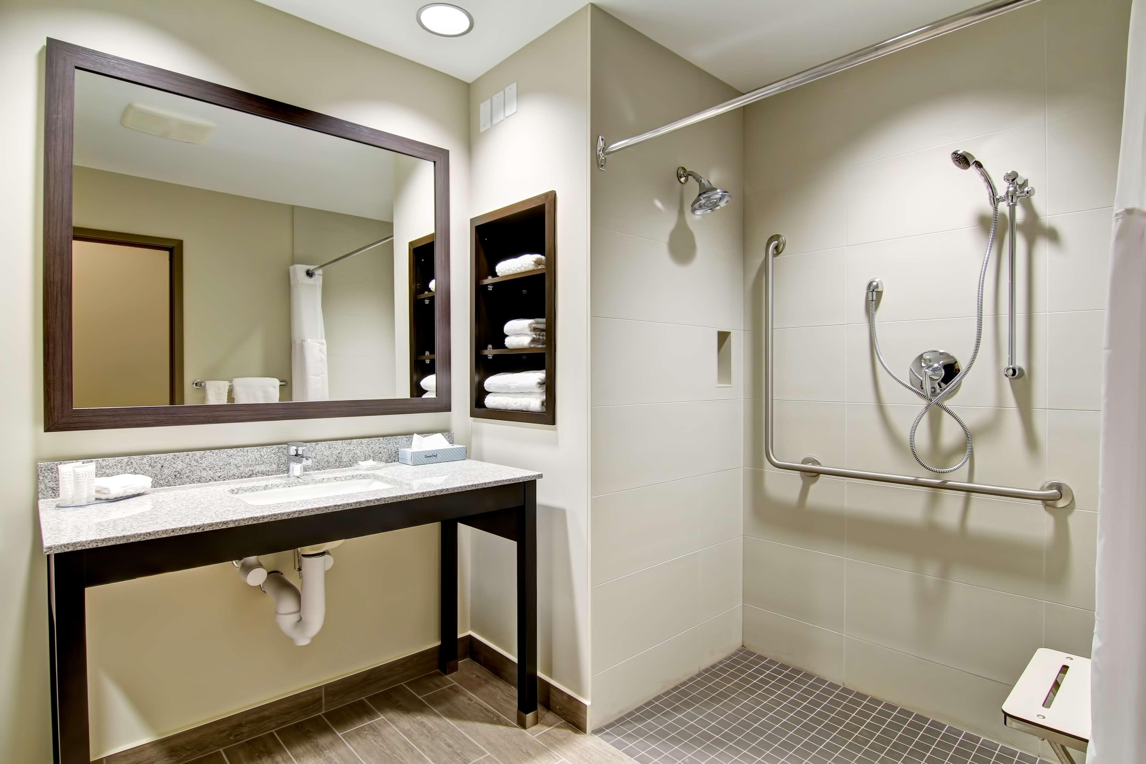 Best Western London Airport Inn & Suites Екстериор снимка