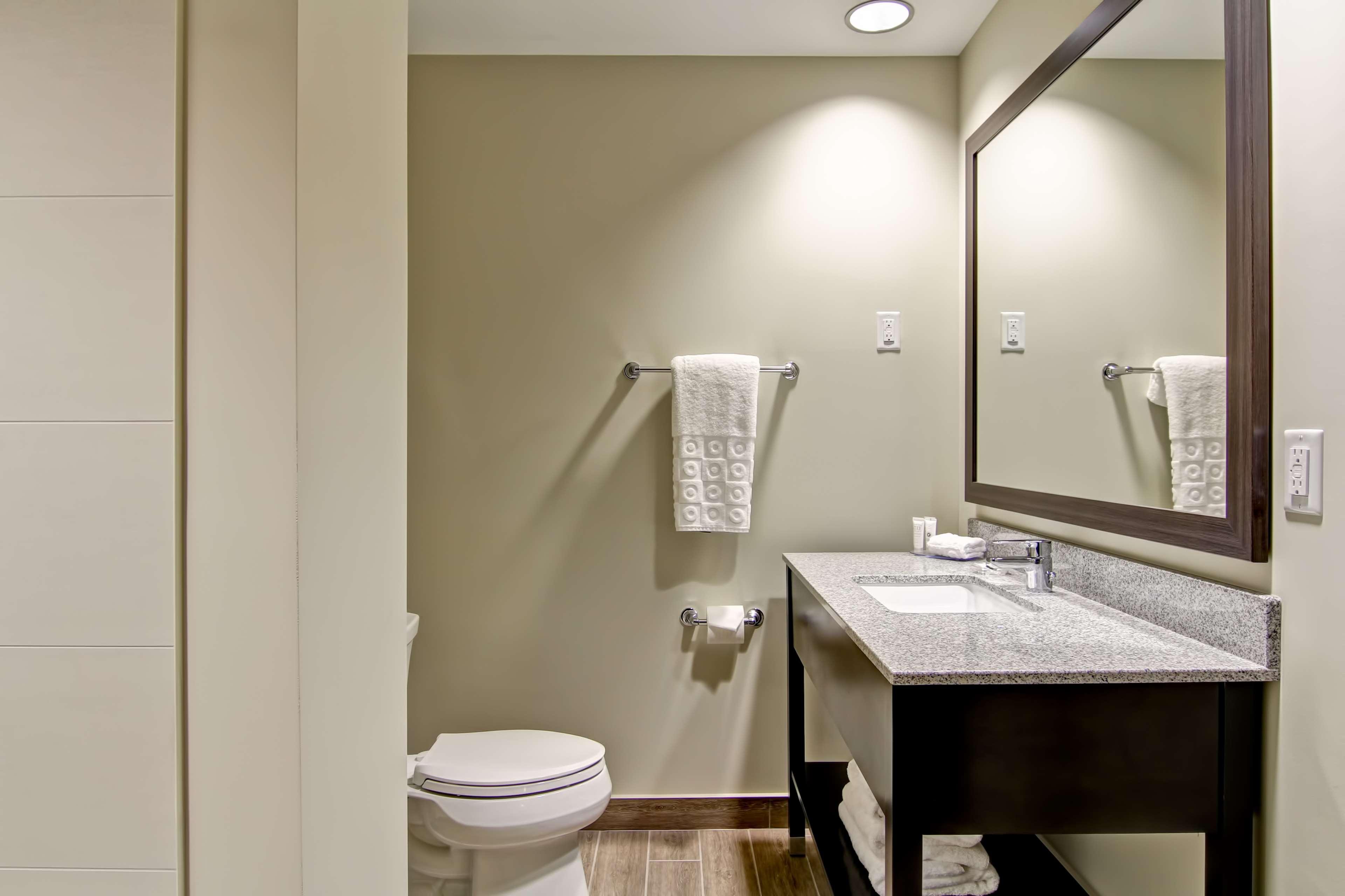 Best Western London Airport Inn & Suites Екстериор снимка