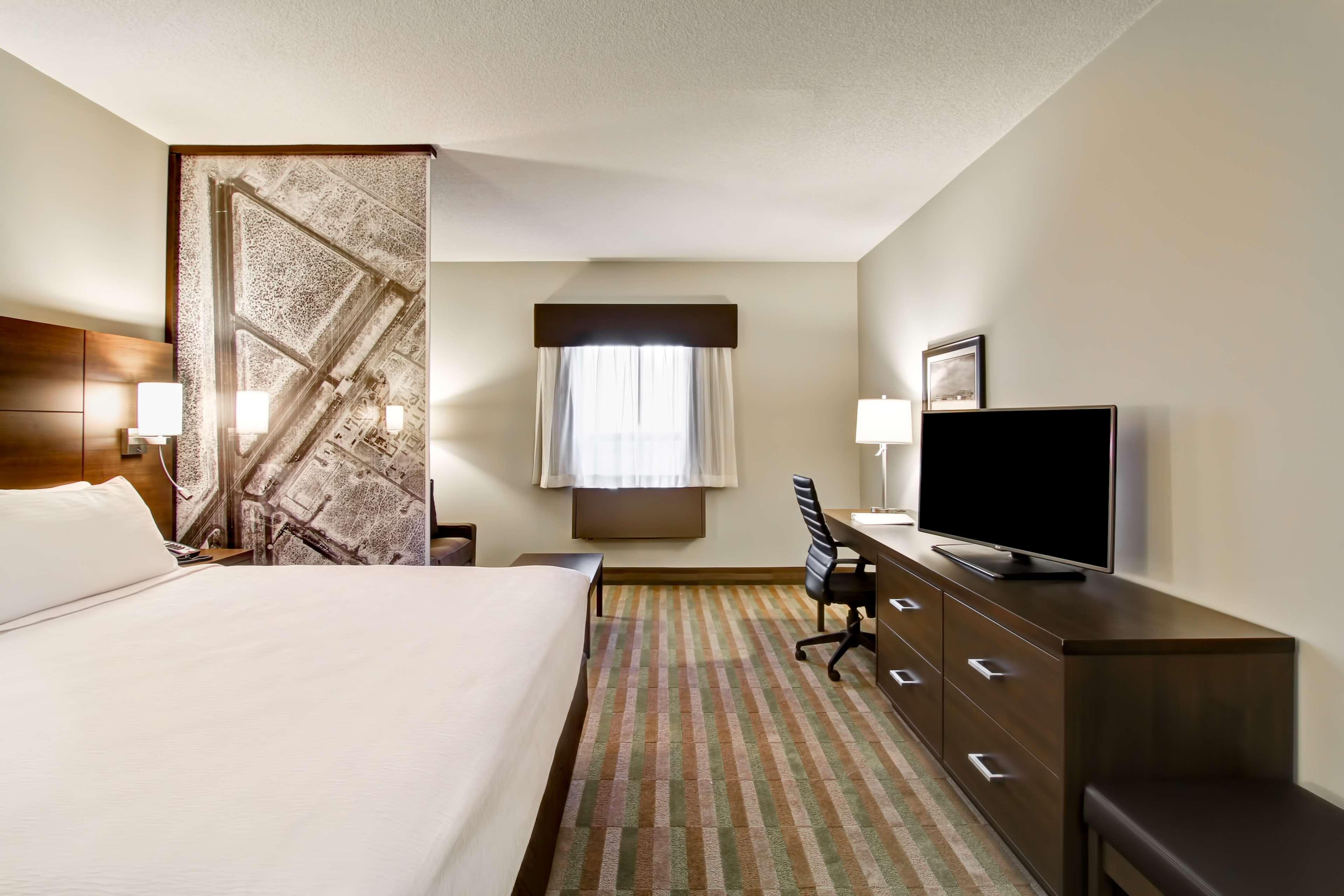 Best Western London Airport Inn & Suites Екстериор снимка