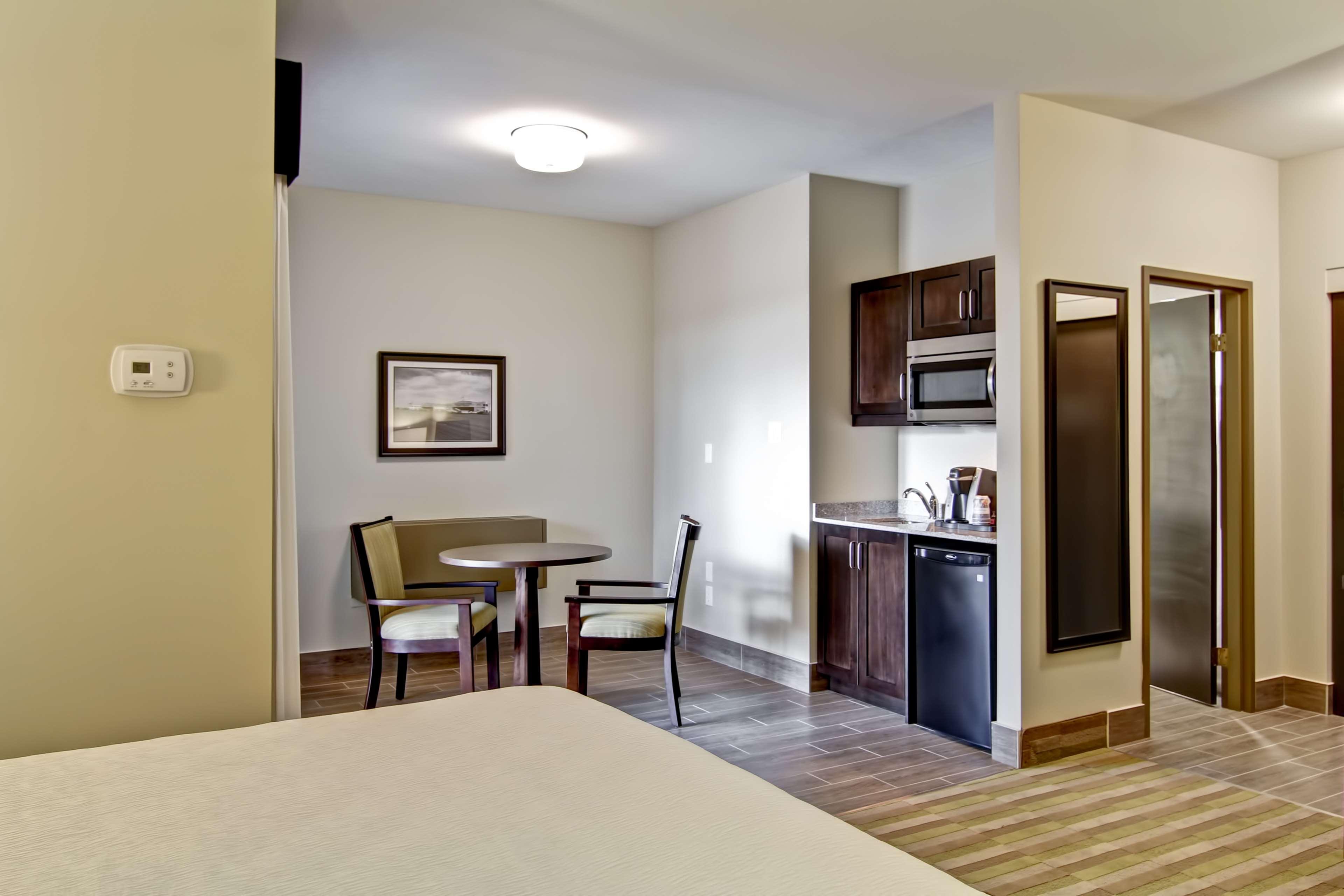 Best Western London Airport Inn & Suites Екстериор снимка