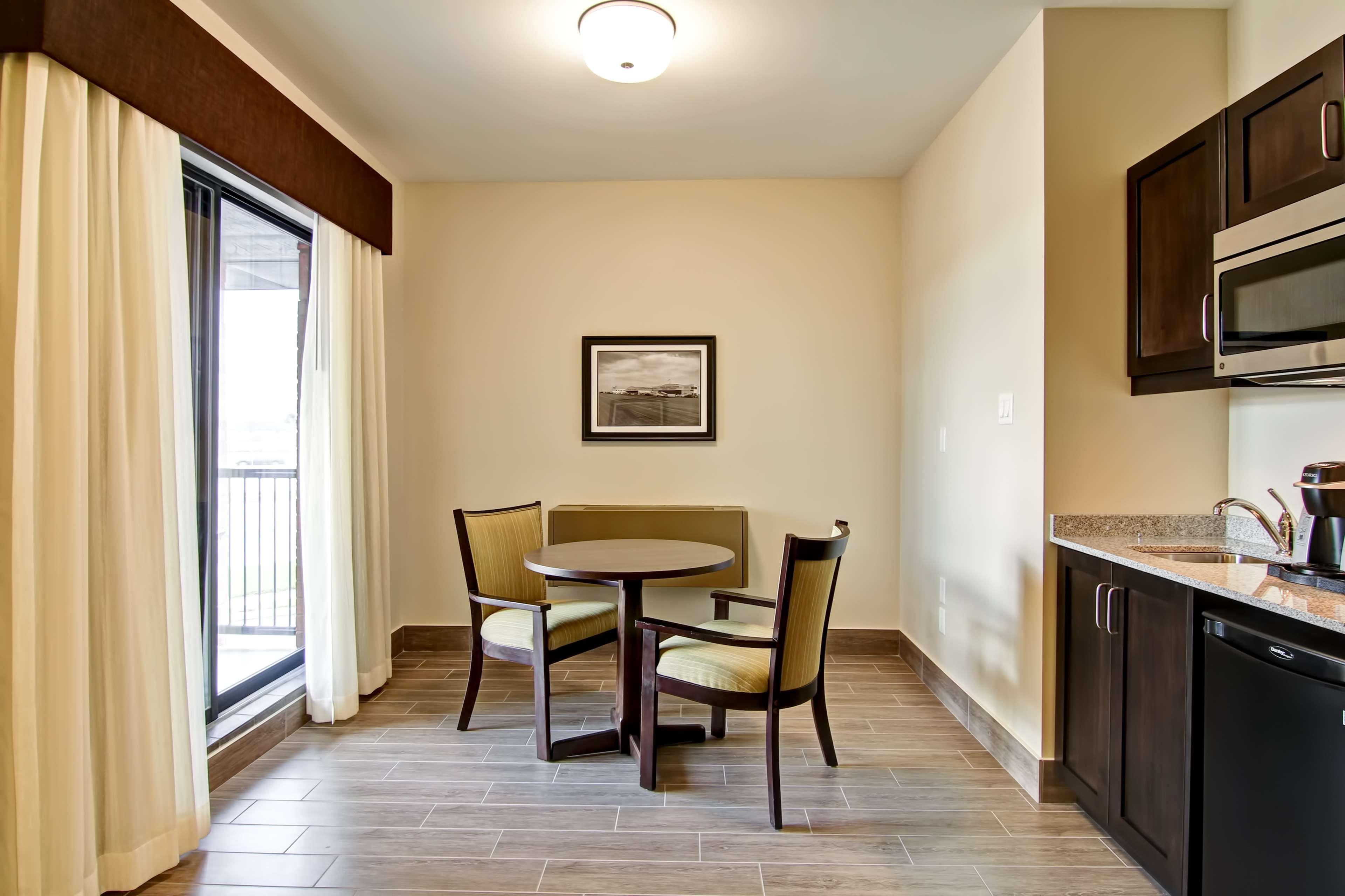 Best Western London Airport Inn & Suites Екстериор снимка