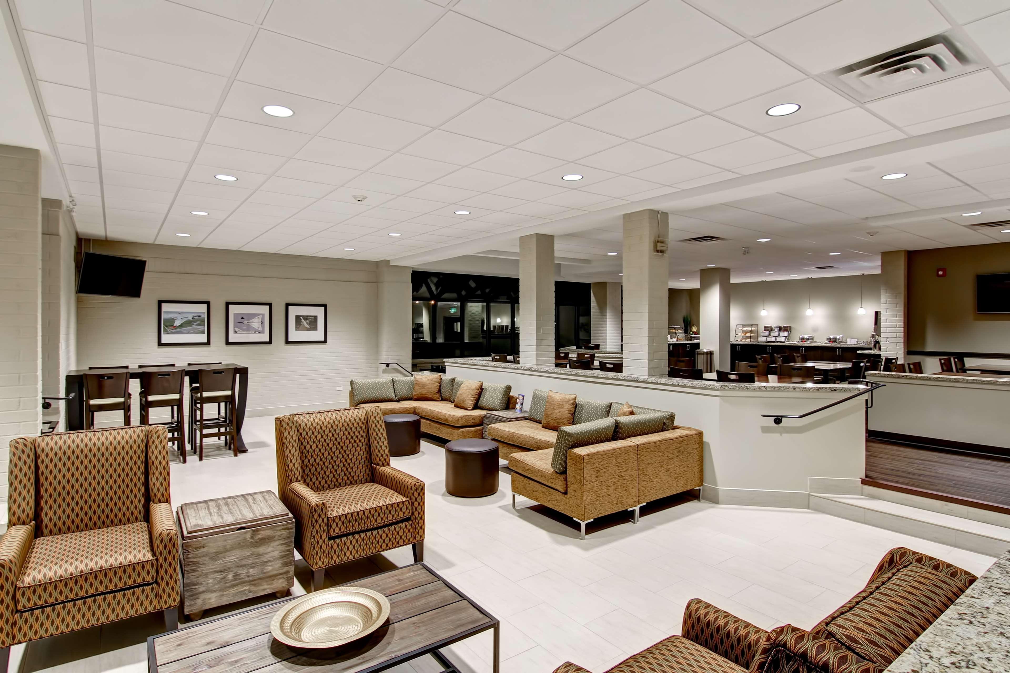 Best Western London Airport Inn & Suites Екстериор снимка