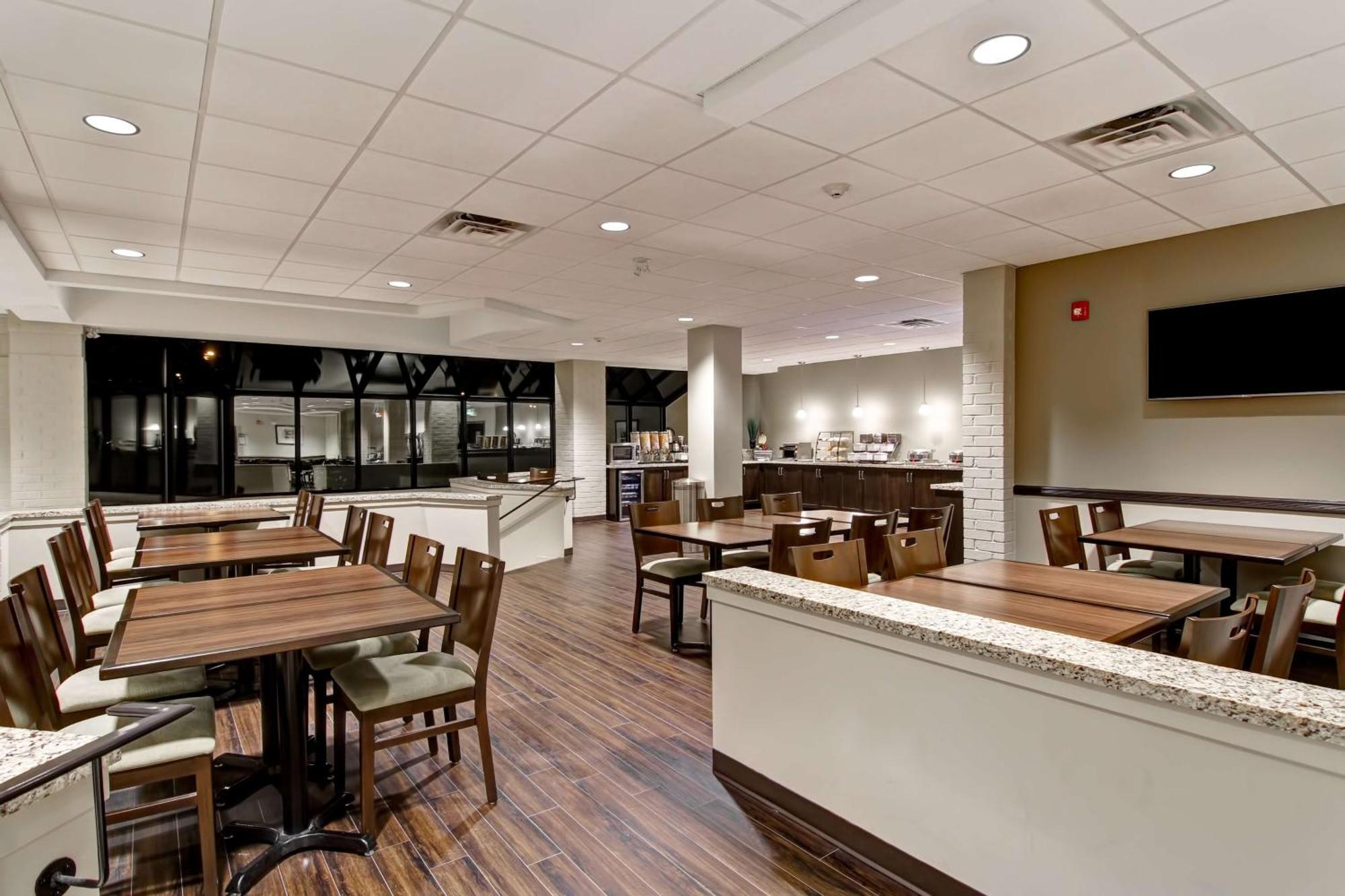 Best Western London Airport Inn & Suites Екстериор снимка