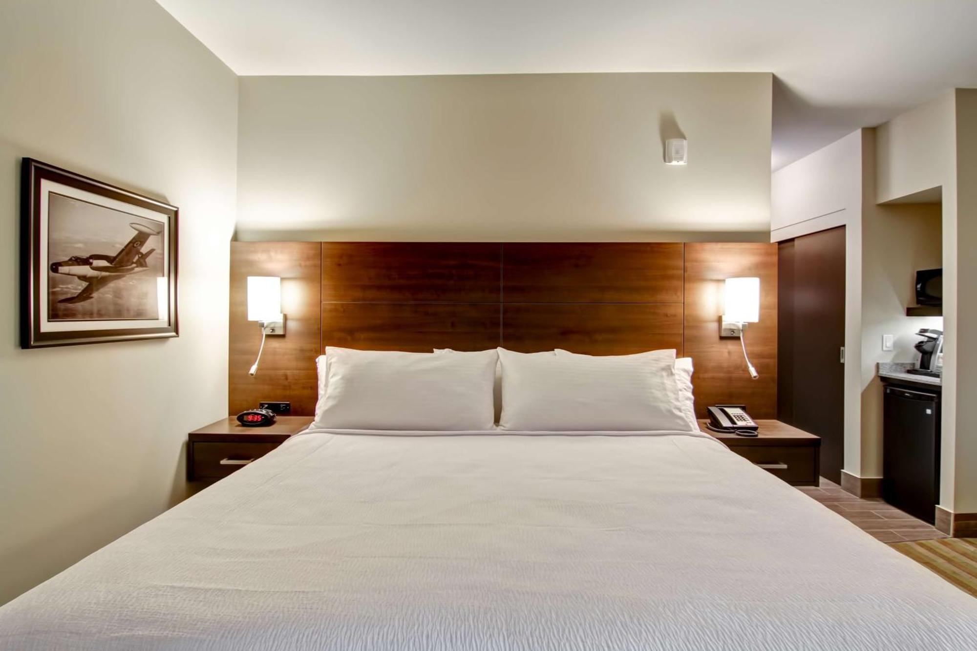 Best Western London Airport Inn & Suites Екстериор снимка