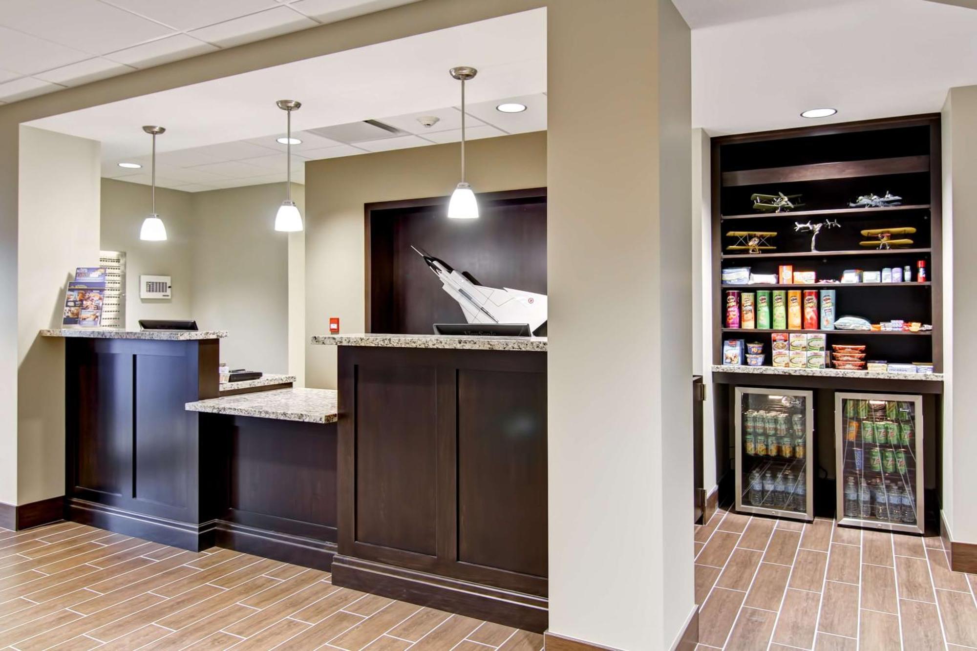 Best Western London Airport Inn & Suites Екстериор снимка