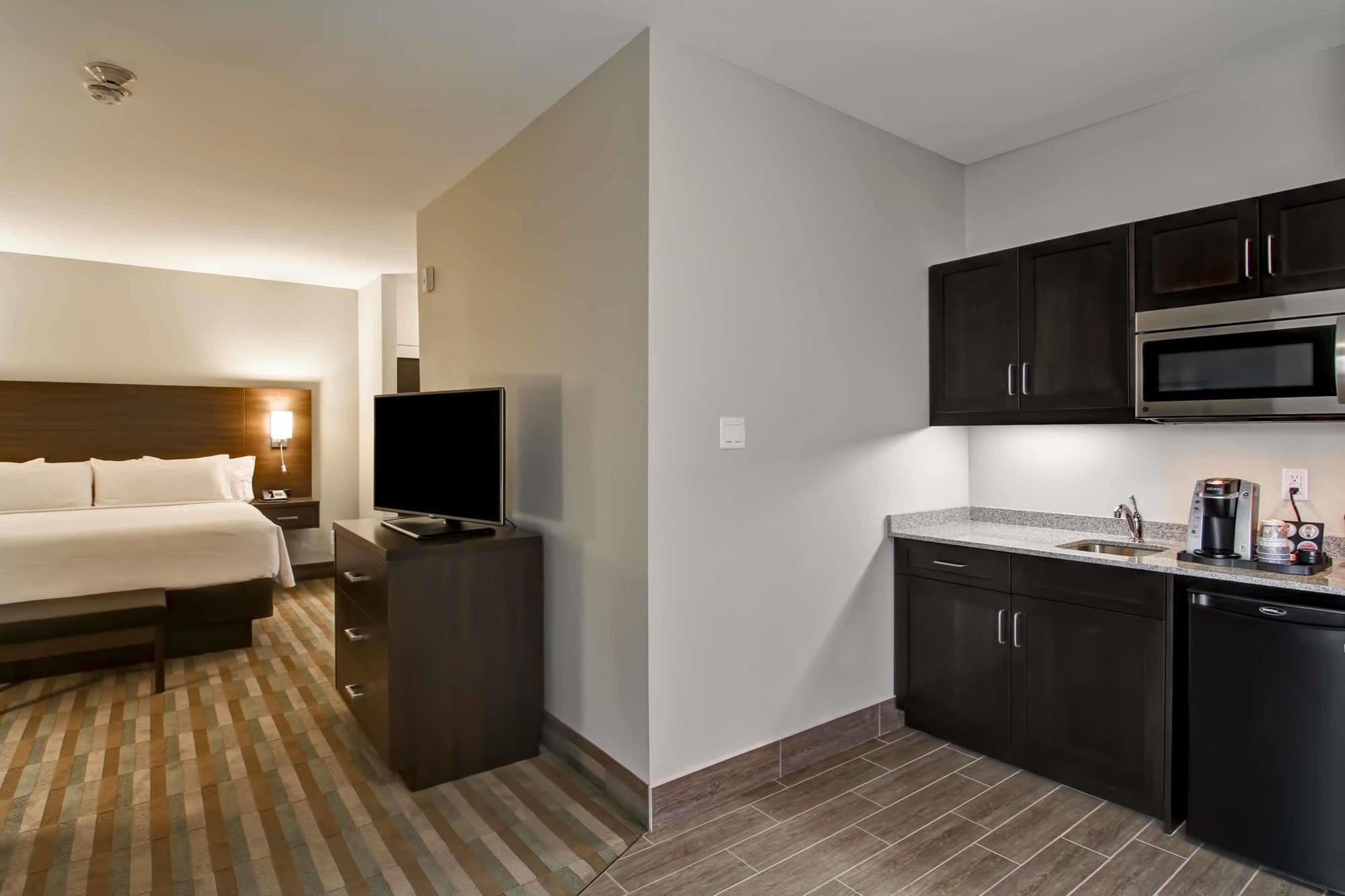 Best Western London Airport Inn & Suites Екстериор снимка